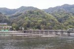 Holzbrücke über den Fluss Kamo Arashiyama