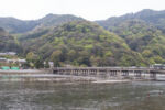 Holzbrücke über den Fluss Kamo Arashiyama
