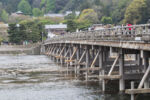 Holzbrücke über den Fluss Kamo Arashiyama