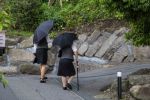 Regenschirme werden auch als Sonnenschutz genutzt Kagoshima